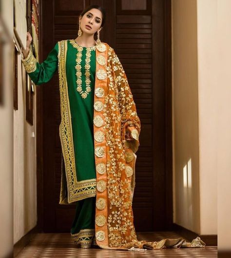 Long Kameez, Mehndi Function, Asian Wedding Dress Pakistani, Pakistani Women Dresses, Pakistani Formal Dresses, Bridal Dresses Pakistan, Gota Work, Pakistani Wedding Outfits, Pakistani Fancy Dresses