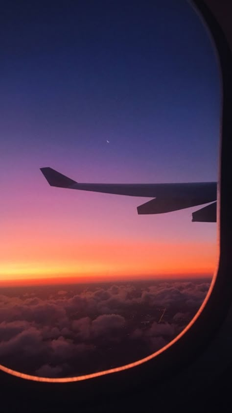 Sunset From Plane Window, Airplane Window View Sunset, Plane Window Aesthetic Sunset, Aesthetic Airplane Window, Aesthetic Airplane, Photo Avion, Airplane Window View, Plane Window, Airplane Wallpaper