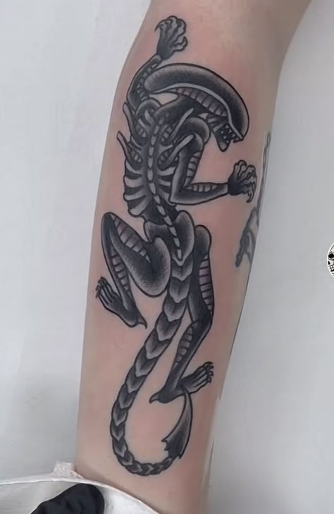 Xenomorph Tattoo Traditional, Tough Guy Tattoos, Black And White Neo Traditional Tattoo, Alien Traditional Tattoo, Xenomorph Tattoo Design, Creepy Traditional Tattoo, Alien Movie Tattoo, Alien Xenomorph Tattoo, Facehugger Tattoo