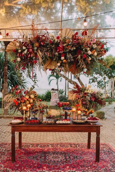 mesa de doces com inspiração medieval, mix de flores secas e frescas, mesa e bandejas rústicas e esse aéreo de tirar o fôlego! Table Decorations, Furniture, Home Decor, Home Décor