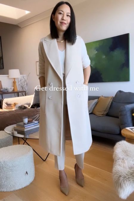 Cream Long Vest Outfit, Longline Vest Outfit, Sleeveless Coat Outfit, Sleeveless Long Coat, Long Vest Outfit, Weather Clothes, Sleeveless Coat, Long Vest, Long Vests