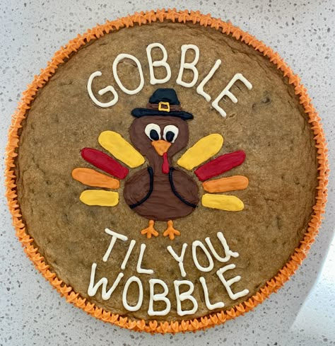 Turkey Cookie Cake Designs, Cookie Cake Thanksgiving, Thanksgiving Cookie Cake Ideas, Thanksgiving Message Cookies, Thanksgiving Decorated Cupcakes, Turkey Cookie Cake, Thanksgiving Bakery Ideas, Thanksgiving Cookie Cake Designs, Message Cookie Designs