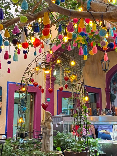 Mexican Resort Decor, Mexican Store Ideas, Mexican Cafe Design, Mexican Cafe Interior, Mexican Restaurant Aesthetic, Patio Mexicano, Mexican Store, Resturant Decor, Mexican Cafe