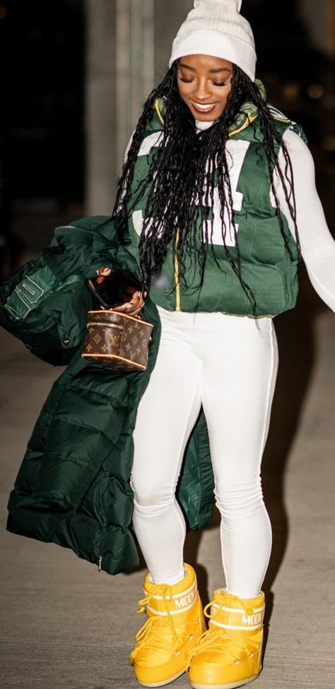 Simone Biles Street Style, Simone Biles Outfits, Official Outfits, Jordan Chiles, Track And Field Athlete, Gymnastics Photos, Pretty Shoes Sneakers, Green Prom, Rio Olympics