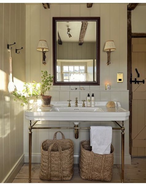 Rita Konig Bathroom, Nancy Meyers Powder Room, Nancy Meyers Bathroom, Mediterranean Bathroom Decor, Elizabeth House, Rita Konig, Parisian Interior, Country House Design, Nancy Meyers