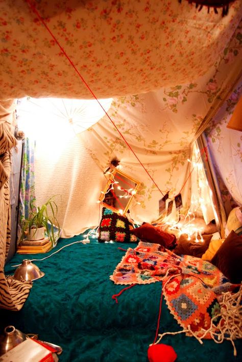 Using sheets as ceiling is interesting. Boho Chic Interior Design, Blanket Forts, Funky Bedroom, Boho Chic Interior, Bedroom Blanket, Blanket Fort, Attic Renovation, Attic Remodel, Pillow Fort