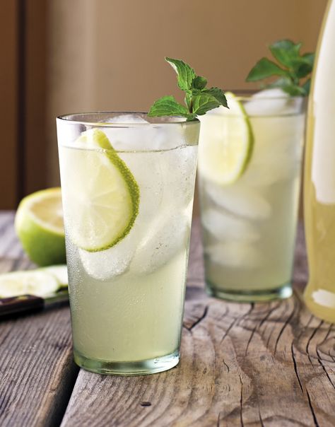 Tea Lemonade Recipe, Green Tea Lemonade Recipe, Lemonade Tea Recipe, Vodka Gimlet, Pickle Vodka, Green Tea Lemonade, Green Tea Drinks, Spritz Recipe, Green Tea Recipes