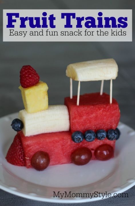 fruit train from my mommy style, and summer learning series week 2: Trains Decorações Com Comidas, Kids Treat, Snacks Für Party, Fun Kids Food, Food Crafts, Healthy Snacks For Kids, Toddler Meals, Kids Snacks, Cooking With Kids