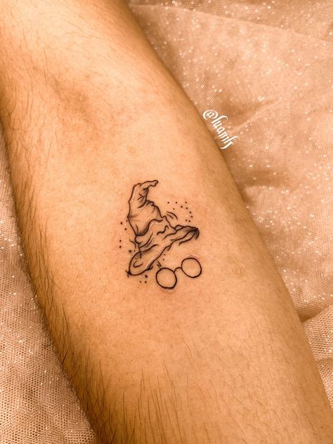 Harry Potter Hat Tattoo, Harry Potter Tattoos Small Simple, Harry Potter Sorting Hat Tattoo, Hp Tattoo Minimalist, Harry Potter Small Tattoo, Harry Potter Matching Tattoos, Harry Potter Minimalist Tattoo, Gryffindor Tattoo, Sorting Hat Tattoo