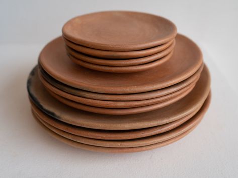 Mexican ceramic plates Natural Plates, Furniture Color Schemes, Black Dessert, Bali Style Home, Brown Plates, Brown Pottery, Artisan Home, Clay Plates, Mexican Ceramics