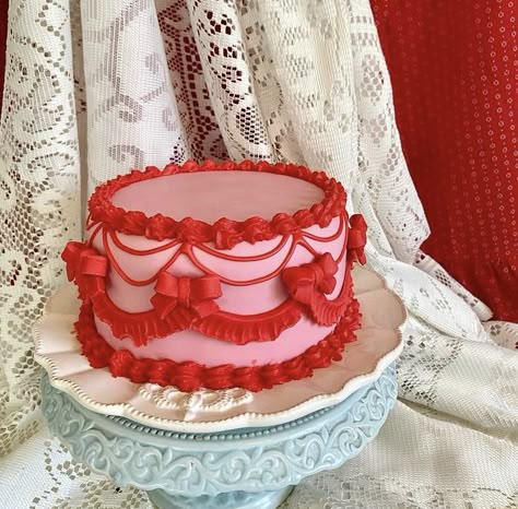 Pink and red cake, pink cake with red frosting Red And Pink Cakes, Pink And Red Vintage Cake, Pink And Red Wedding Cake, Pink And Red Birthday Cake, Red Cake Aesthetic, Pink And Red Cake, Red Vintage Cake, Helena Garcia, Moms Aesthetic