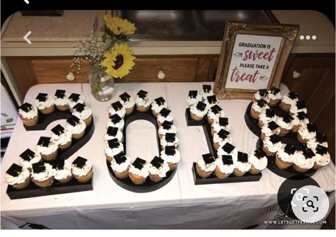 Graduation Cake Display Ideas, 2023 Graduation Cupcakes, Graduation Set Up Ideas Outdoor Parties, High School Graduation Cupcake Ideas, Graduation Dinner Ideas Decorations, Graduation Decoration Table Ideas, Senior Year Graduation Party, Graduation Party Cupcakes Display, Grad Party Sweet Table