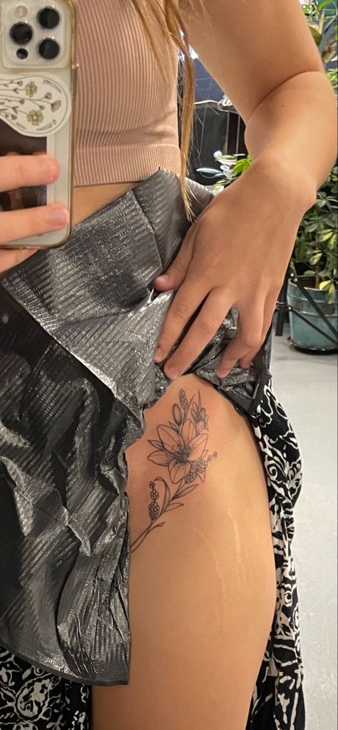 Female Lower Stomach Tattoos, Aesthetic Floral Tattoo, Simple Tattoo Placement For Women, Flower Bouquet Tattoo Thigh, Arm Lotus Tattoo, Hip Flower Tattoos Women, Plus Size Hip Tattoo, Daisy Vine Tattoo, Small Pelvic Tattoos Women