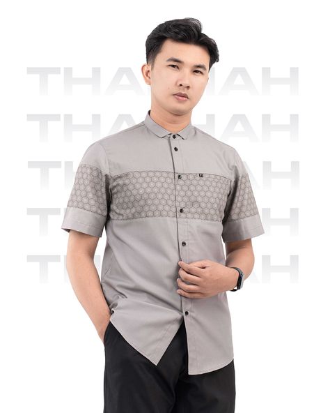 𝐓𝐡𝐚𝐥𝐡𝐚𝐡 Koko Modern Eksklusif dengan perpaduan motif Modern Geometric Hexagon di tengah yang melambangkan harmoni dan keseimbangan. Dipadukan dengan kombinasi warna grey yang dominan , menjadikan penampilan yang elegan harmonis. 𝐂𝐡𝐚𝐫𝐚𝐜𝐭𝐞𝐫 : - Premium quality dengan detail tinggi - Handfeel berbahan mengkilat soft touch - Material bertekstur lembut dan tebal - Variasi Design yang unik 𝐅𝐞𝐚𝐭𝐮𝐫𝐞 : - Modern spread collar - Bagian lengan yang bisa disesuaikan (Long Sleeve) - Mudah di setrika dan... Batik Kombinasi, Stylish Hijab, Batik, Premium Quality, Gym, Long Sleeve, Quick Saves