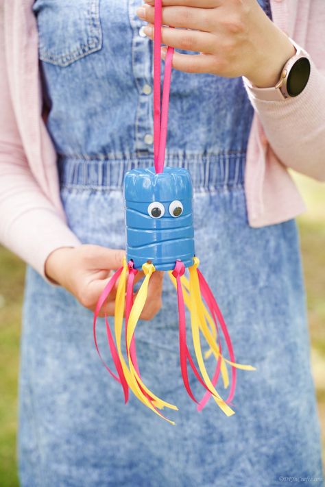 Colorful Plastic Bottle Hanging Windsock - DIY & Crafts Kids Water Bottle Crafts, Campground Crafts, Windsock Craft, Wind Socks, Bottle Hanging, Water Bottle Crafts, Empty Water Bottle, Stem Lab, Diy Science Experiments