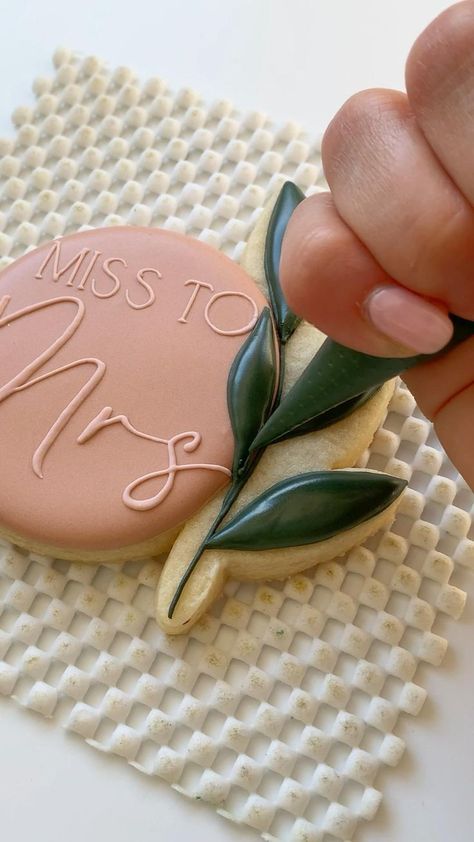 Miss To Mrs Cookies, Icing Cookies Tutorial, Decorating Sugar Cookies, Wedding Shower Cookies, Flower Sugar Cookies, Bridal Cookies, Royal Iced Cookies, Crazy Cookies, Decorated Cookies Tutorial