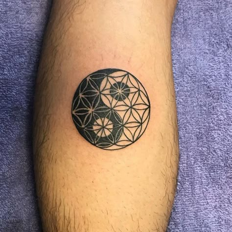 Geometric Yin Yang Tattoo, Yin Yang Tattoo Ideas, Yang Tattoo Ideas, Geometric Tattoo Stencil, Fibonacci Tattoo, Flower Of Life Tattoo, Yin Yang Tattoo, Ying Yang Tattoo, Yang Tattoo