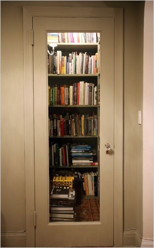 9 Creative Book Storage Hacks For Small Apartments Book Storage Without Bookshelf, Small Space Bookshelf, Small Room Book Storage Ideas, Store Books In Small Spaces, Books In Small Spaces, Creative Ways To Store Books, Creative Book Storage, Hacks For Small Apartments, Ways To Store Books