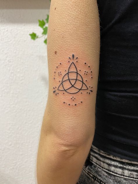 Celtic Trifecta Tattoo, Triquetra Tattoo Women, Trifecta Tattoo, Tricep Tattoos Women, Triquetra Tattoo, Tricep Tattoos, Trinity Tattoo, Tattoo Fine Line, Celtic Knot Tattoo