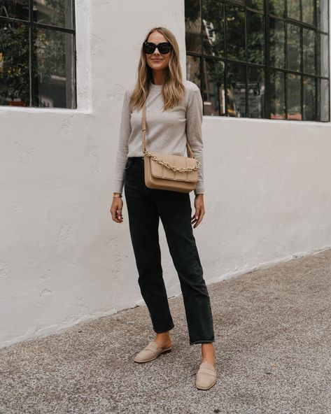 Tan Flat Shoes Outfit, Tan Shoe Outfits Women, Cream Mules Shoes Outfit, Beige Flats Outfit Business Casual, Beige Oxford Shoes Outfit Women, Cream Lug Sole Loafers Outfit, Tan Mules Outfit Work, Tan Crossbody Bag Outfit, Driver Shoes Outfit Woman