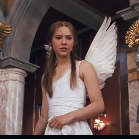 Juliet Capulet 1996, Juliet Capulet Aesthetic, Capulet Aesthetic, Leonardo Dicaprio Romeo, Romeo Juliet 1996, Juliet Capulet, Angel Gowns, Pretty Halloween Costumes, Romantic Dream