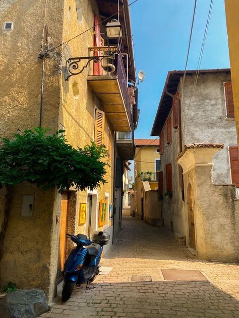 Summer In Italy Aesthetic 1983, Cmbyn Bedroom Aesthetic, Italy Aesthetic Cmbyn, Falling In Love In Italy Aesthetic, Northern Italy Aesthetic 1983 Cmbyn, Euporean Summer Aesthetic, Rural Italy Aesthetic, Cmbyn Summer Aesthetic, Sunflower Girl Aesthetic