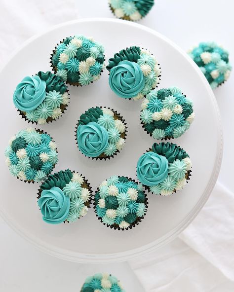 Sugar & Sparrow on Instagram: “A monochromatic set of birthday cupcakes ✨so fun to create this @milkandwaterbakingco inspired design! These beauties are Matcha cake with…” Cupcake Frosting Tips, Cupcakes Bonitos, Teal Birthday, Cupcakes Flores, Icing Designs, Cupcakes Design, Matcha Cake, Cupcakes Decorados, Sugar Icing