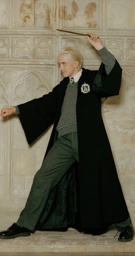 Harry Potter And The Chamber Of Secrets #dracomalfoy #harrypotter #slytherin Draco Malfoy Paper Bird, Draco Malfoy Cosplay, Ferret Draco, Hogwarts Trunk, Hogwarts Outfits, The Chamber Of Secrets, Lucius Malfoy, Tom Felton Draco Malfoy, Harry Potter And The Chamber Of Secrets