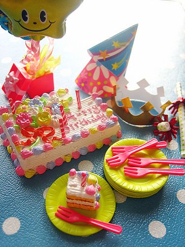 birthday cake re-ment | Flickr - Photo Sharing! Miniature Birthday Party, Eraser Collection, Rement Miniatures, Miniture Food, Doll House Printables, Cups And Plates, Barbie Food, Doll Miniatures, Diy Doll Miniatures