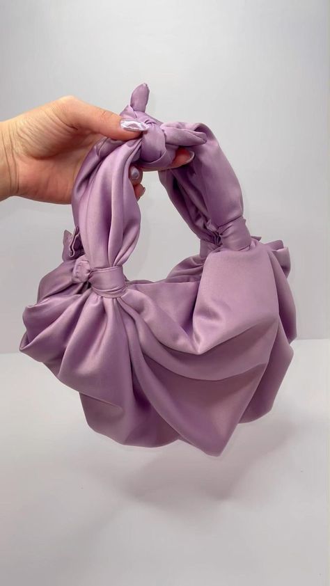 Satin Purse Diy, Cloth Hand Bags Sewing Patterns, Satin Diy Clothes, Potli Bag Diy, Ruffle Bag Diy, How To Make Potli Bag, Diy Potli Bags Tutorial, Sewing Ruffles, Ruffles Bag