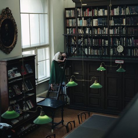 Goth Library, Ilvermorny Houses, Green Academia, Slytherin Pride, Dream Library, Slytherin House, Slytherin Aesthetic, Common Room, Life Is Beautiful