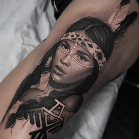 Tattoo Indien, Indian Women Tattoo, Native Indian Tattoos, Indian Girl Tattoos, Native American Tattoo Designs, Indian Tattoo Design, Headdress Tattoo, Indian Feather Tattoos, American Indian Girl