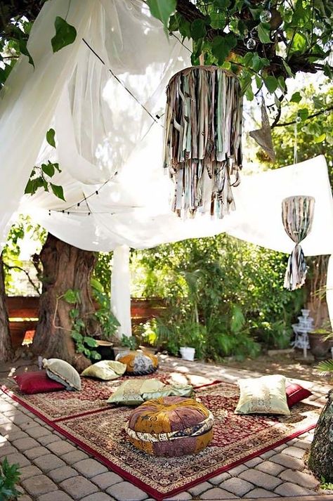 Bohemian Garden Design Ideas-13-1 Kindesign Patio Bohemio, Bohemian Garden, Bohemian House, Stil Boho, Deco Boheme, Hawaiian Wedding, Bohol, Meditation Space, Meditation Room