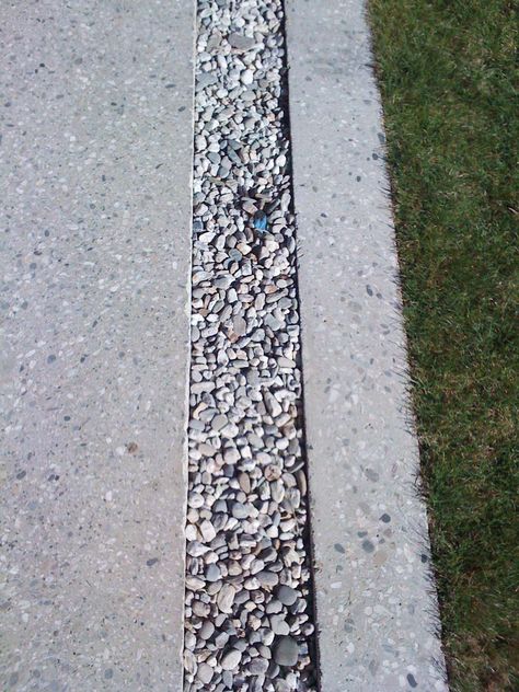 Pebble drain with right grading great for patio or Pavers Over Concrete, Driveway Edging, Patio Edging, Landscape Drainage, Backyard Drainage, Clean Patio, Patio Pictures, Trench Drain, River Rock Landscaping