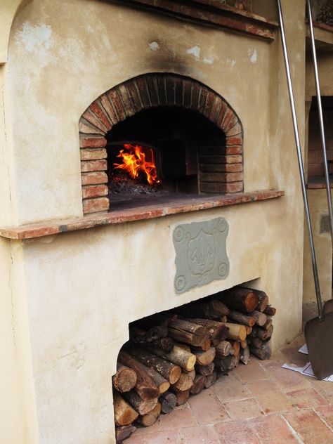 Outdoor pizza oven. Casale di Valle. DaVinci Cantine, Vinci Italy.   -To learn more about the  2012 DaVinci Storyteller Experience, visit my Italian American food & lifestyle blog, The Brooklyn Ragazza -> http://thebrooklynragazza.blogspot.com/ Italian Pizza Oven Outdoor, Vinci Italy, Italian Pizza Oven, Italian Cooking Class, Oven Ideas, Italian American Food, Tuscan Towns, Stone Oven, Brick Pizza Oven