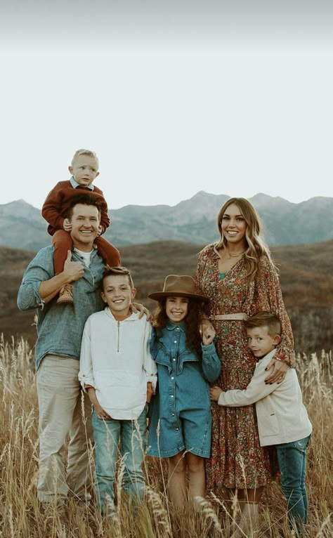 Large Family Photo Poses, Large Family Pictures, Large Family Photo, Mountain Family Photos, Family Photo Poses, Maternity Photography Family, Extended Family Photography, Big Family Photos, Golden Field