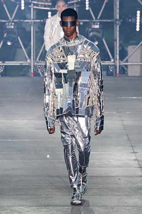 Balmain Homme Printemps-Été 2020 - Défilés | Vogue Paris Balmain 2020, Menswear 2020, Futuristic Clothing, Dolly Fashion, Cyberpunk Fashion, Balmain Paris, Futuristic Fashion, Kendall And Kylie, Future Fashion