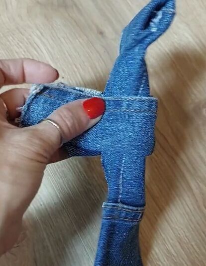 If you have some old neckties and some denim scraps laying around then you’ll have to try the denim tie DIY. You will end up with a denim accessory that can go with any outfit! Old Neck Ties, Denim Choker, Necktie Crafts, Denim Scraps, Old Ties, Denim Bag Patterns, Denim Tie, Diy Clothes Refashion, Altered Clothing