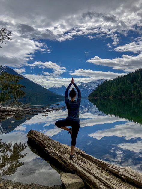 Hiking Pose, Yoga Photoshoot Ideas, Hiking Poses, Yoga Background, Hata Yoga, Photo Yoga, Yoga Poses Photography, Yoga Nature, Yoga Photoshoot