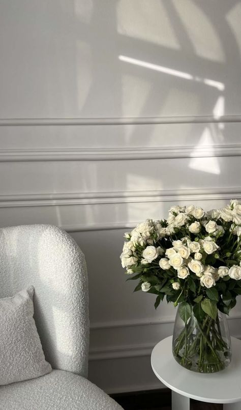 Plain Wallpaper, Nothing But Flowers, Flower Therapy, Beautiful Bouquet Of Flowers, Minimalist Wallpaper, White Aesthetic, Aesthetic Room, Aesthetic Iphone Wallpaper, White Roses