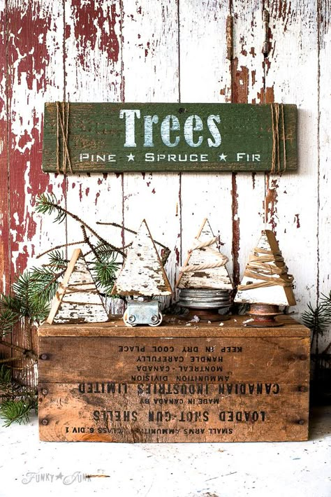 Diy Scrap Wood Christmas Ornaments, Reclaimed Christmas Decor, Primitive Wood Christmas Tree, Christmas Tree Signs Diy, Rustic Wood Christmas Tree, Scrap Wood Christmas Tree, Scrap Wood Christmas Projects, Rustic Christmas Signs, Wood Christmas Trees Diy