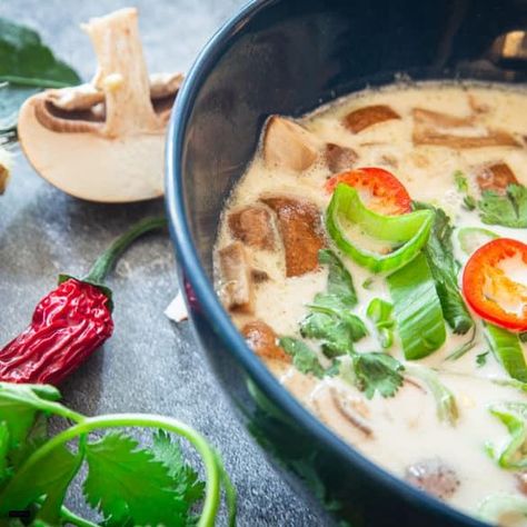 Tom Kha Gai, Tom Kha, Thai Curry, Thai Recipes, Cheeseburger Chowder, Clean Eating, Low Carb, Good Food, Food And Drink