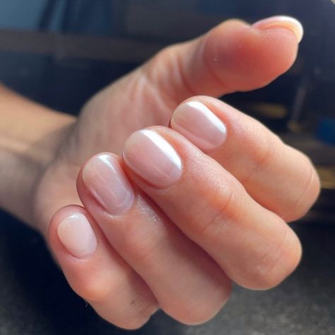 Hailey Bieber Chrome Nails Short, Gel On Own Nails Short, Short Gel Nails Glazed Donut, Pearl Gel Nails Short, Colorful Chrome Nails Designs, Hailey Bieber Nails Pearl Short, Chrome Nail Trend, Donut Glaze Nails Short, Glazed Donut Gel Nails