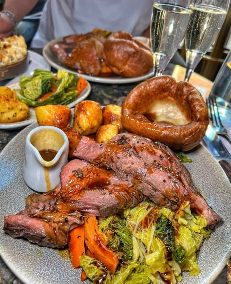 Sunday Roast Dinner Aesthetic, Sunday Roast Recipes, British Sunday Roast Dinner, Roast Dinner Aesthetic, Sunday Roast British, Roast Dinner Sunday, English Roast Dinner, British Roast Dinner, Fun Food Facts