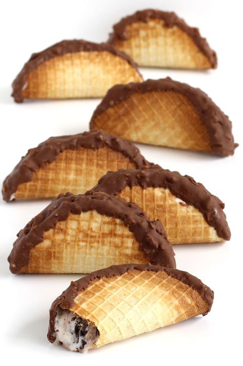 copycat choco tacos Fun Rice Krispie Treats, Savoury Party Food, Choco Taco, Waffle Cone Maker, Labor Day Recipes, Taco Shell, Crispy Waffle, Hot Tamale, Taco Recipe