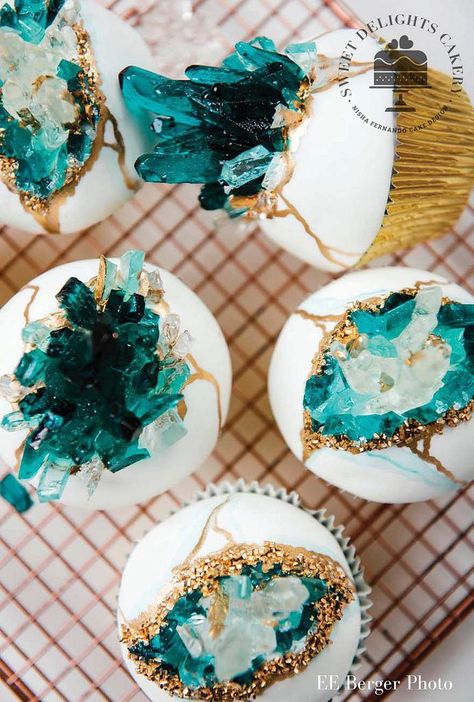 Agate Geode Wedding Cake - cake by Sweet Delights Cakery - CakesDecor Berry Cupcakes, Geode Cake Wedding, Geode Wedding, Geode Cake, Crystal Cake, Edible Gold, Swiss Meringue Buttercream, Sugar Crystals, Sweet Delights