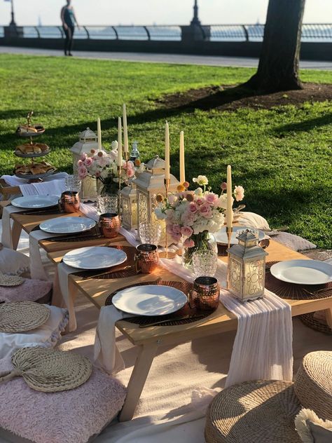 Unetablebytania Backyard Picnic Party Aesthetic, Picnic Aesthetic Wedding, Table Picnic Aesthetic, Fancy Picnic Aesthetic, Picnic Aesthetic Table, Fancy Picnic Decor, Picnic Table Aesthetic, Thanksgiving Dinner Aesthetic, Picnic Setup Ideas