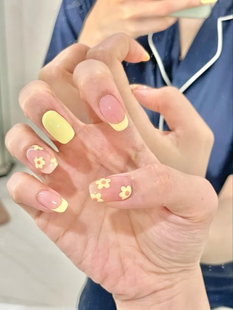 Nail Art Designs For Beginners, Bentuk Alis, Yellow Nail Art, Yellow Nails Design, Easy Nail Art Designs, Pretty Gel Nails, Soft Nails, Cute Gel Nails, Short Acrylic Nails Designs