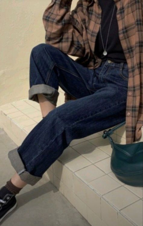 Flannel Outfit Women Aesthetic, Dark Blue Flannel Outfits, Dark Flannel Outfits, Oversize Flannel Outfit, Flannel Layering Outfits, Gay Fall Outfits, Gender Outfits, Baggy Flannel Outfit, Oversized Flannel Outfit