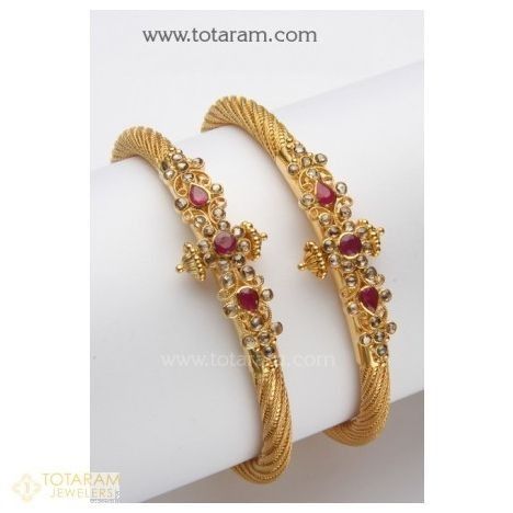 Diamond Jewellery Indian, Uncut Diamond Bangles, Indian Gold Jewellery Design, Winter Bridal Jewelry, Gold Jewelry Prom, Gold Kada, Indian Gold Jewelry, Bridal Necklace Designs, Gold Temple Jewellery